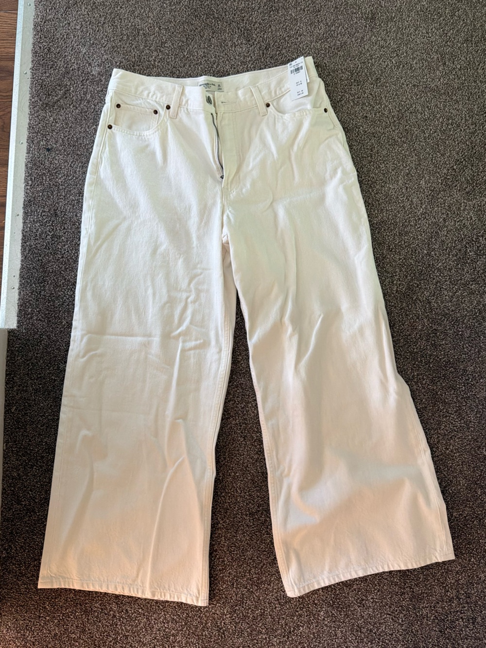 Abercrombie The Wide Leg High Rise in white size 31 Short. Never worn